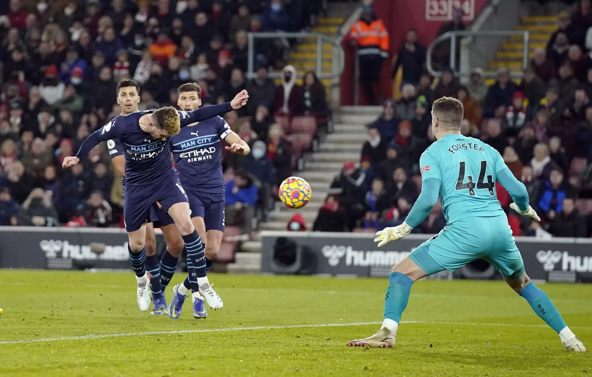 Aymeric Laporte heads in Manchester City's equaliser against Southampton at St Mary's