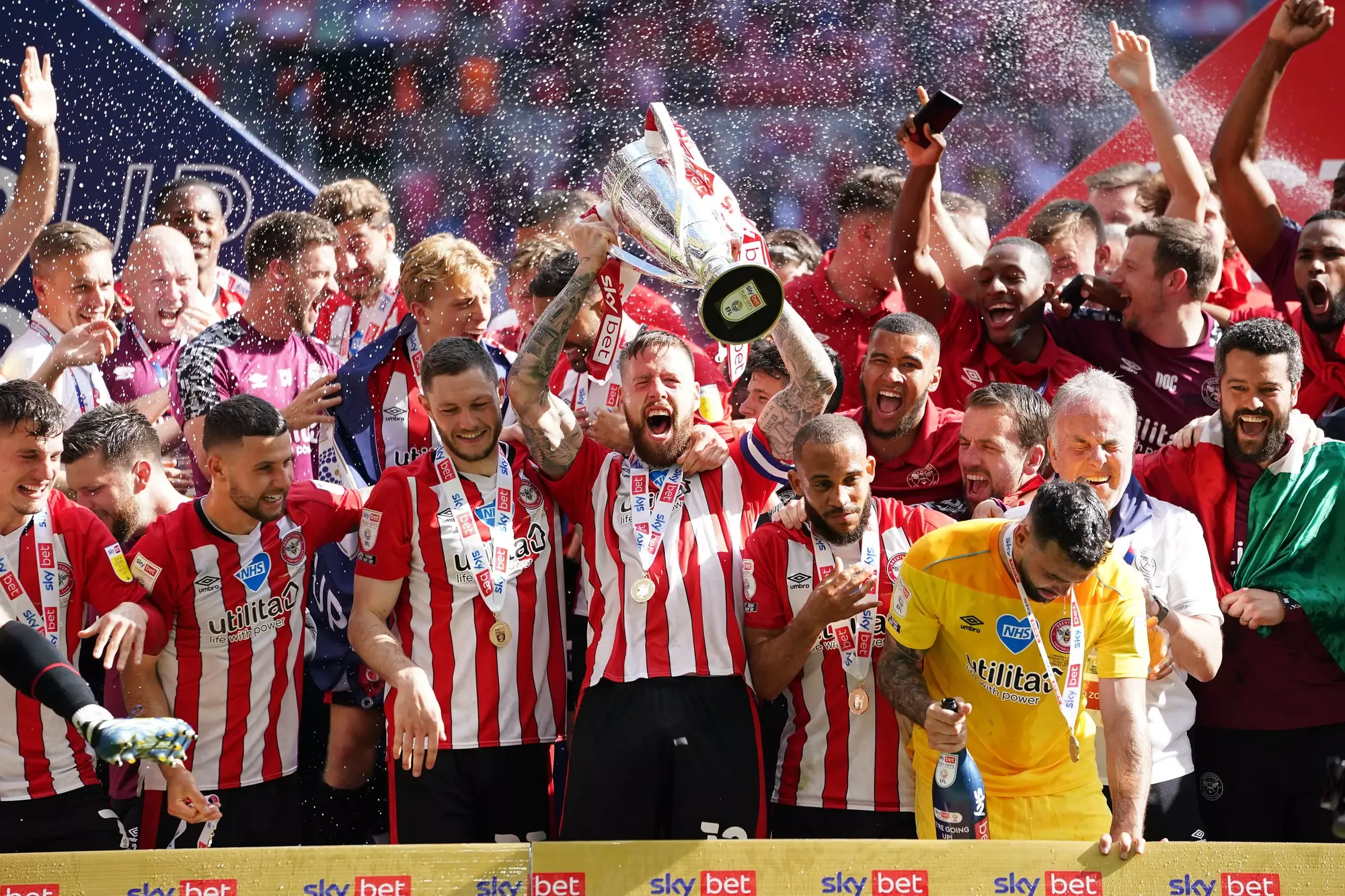Brentford players celebrate promotion to the Premier League via last seasons play-offs