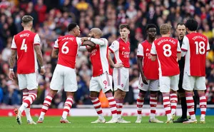 Albert Stuivenberg rues VAR inconsistency as 10-man Arsenal lose in injury time