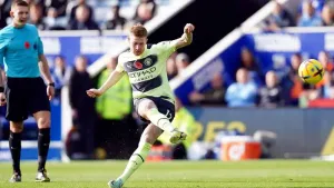 Kevin De Bruyne freekick sinks Leicester and fires Man City top of the table