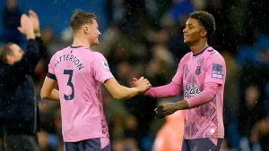 Demarai Gray’s superb strike earns Everton welcome point at Manchester City