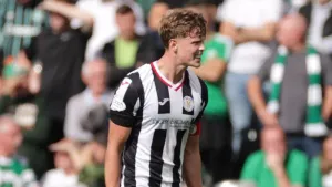 St Mirren edge past 10-man Aberdeen