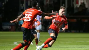 Substitute Cauley Woodrow scores late winner as 10-man Luton beat Norwich