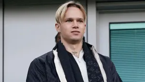 Chelsea complete signing of Ukraine winger Mykhailo Mudryk from Shakhtar Donetsk