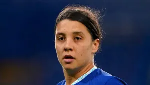 Late Sam Kerr header keeps Chelsea on top and denies Arsenal victory