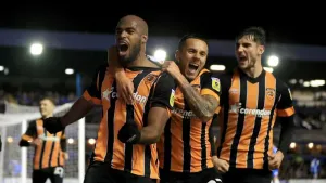 Oscar Estupinan leaves it late to pinch a point for Hull against Huddersfield