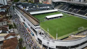 Thousands of fans wait to pay respects to Brazil great Pele
