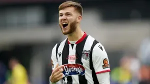 Grimsby cruise to win at Crewe