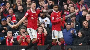 Marcus Rashford keeps Manchester United motoring with brace to beat Leicester