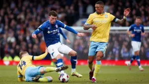 Owls surrender pole position as Ipswich battle back for a point