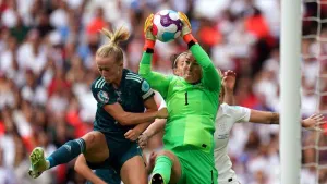 Arsenal suffer narrow loss in battling Champions League quarter-final first leg