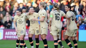 Chelsea close gap on Super League leaders Man Utd with victory over Aston Villa