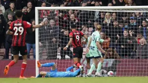 Dominic Solanke leaves it late to fire Bournemouth to vital victory over Fulham