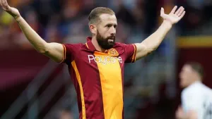 Kevin van Veen’s double fires Motherwell to win at Hibernian