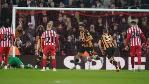 Last-gasp Ozan Tufan penalty earns Hull thrilling 4-4 draw at Sunderland