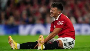 Man Utd defender Lisandro Martinez undergoes successful surgery on metatarsal