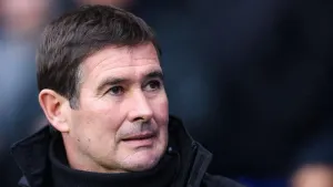 Nigel Clough agrees new deal at Mansfield