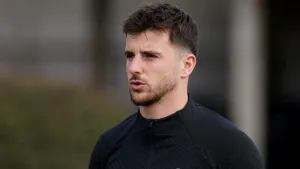 Manchester United make improved bid of up to £50m for Chelsea’s Mason Mount