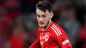 Hibernian sign Dundee United midfielder Dylan Levitt on three-year deal