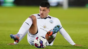 ‘He hasn’t said yes and hasn’t said no’ – Swansea in Joel Piroe contract talks