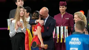 Spanish federation president apologises for kissing one of the players