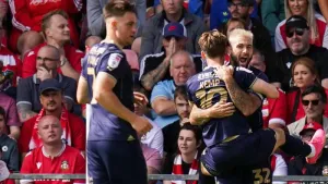 Charlie Austin on target as unbeaten Swindon see off 10-man Walsall