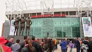 Manchester United share price crashes by £500m after report Glazers may not sell