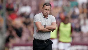 Paul Hurst frustrated by referee as Grimsby lose to Wrexham