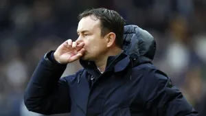 Ten-man Morecambe hold Swindon