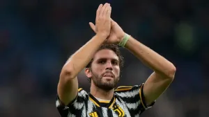 Juventus turn heat up on Serie A pacesetters with victory over 10-man AC Milan