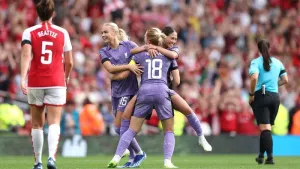 Liverpool beat Arsenal in front of record WSL crowd as Man Utd grab late winner