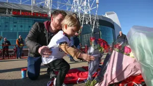 Manchester United fans head to Old Trafford to pay tribute to Sir Bobby Charlton