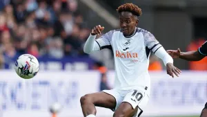 Ten-man Swansea survive Jamal Lowe penalty miss to draw with Sunderland