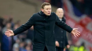 Dundee earn draw at Aberdeen to pile pressure on Barry Robson