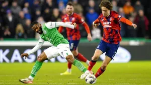 Myziane Maolida scores late winner as Hibernian narrow gap to rivals Dundee