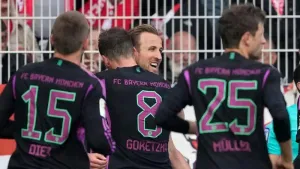 Harry Kane hits 40-goal landmark as Bayern Munich storm to victory