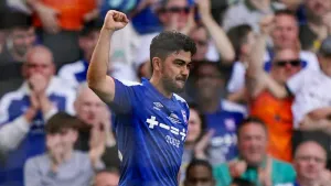 Ipswich move one point clear at top despite Middlesbrough draw