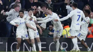 Leeds leave it late to see off Hull and climb into Championship top two