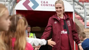 West Ham midfielder Dagny Brynjarsdottir signs one-year extension