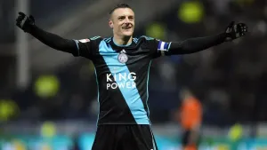 Jamie Vardy signs new one-year contract at Leicester