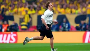 Pitch invaders delay Champions League final in opening moments
