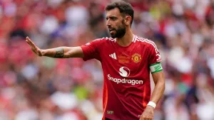 Bruno Fernandes signs new Manchester United deal