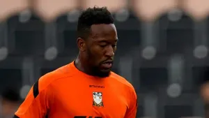 Nicke Kabamba fires Barnet to win over 10-man Aldershot