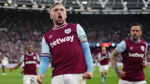Jarrod Bowen penalty heaps pressure on Erik ten Hag as West Ham beat Man United