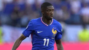 Paris St Germain maintain unbeaten Ligue 1 run with victory over 10-man Lens