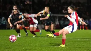 Mariona Caldentey keeps her cool to send Arsenal through as Group C winners