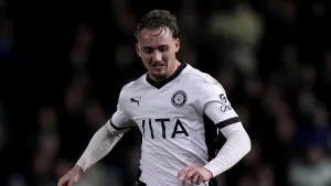 Stockport claim points at fellow play-off hopefuls Reading