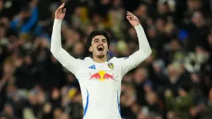 Pascal Struijk scores last-gasp winner against Sunderland to send Leeds top