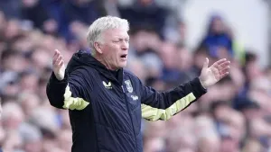 David Moyes applauds West Ham fans after Everton frustrate them with late goal