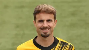 Livingston keep up pursuit of Falkirk with late Andrew Shinnie winner